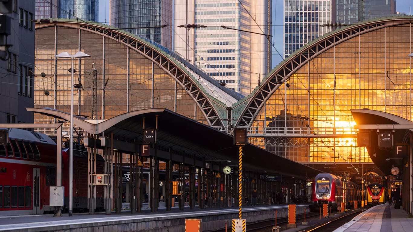 Der Hauptbahnhof in Frankfurt am Main (Symbolbild): Das Investitionsprogramm in den Ausbau des öffentlichen Personennahverkehrs wird heftig kritisiert.