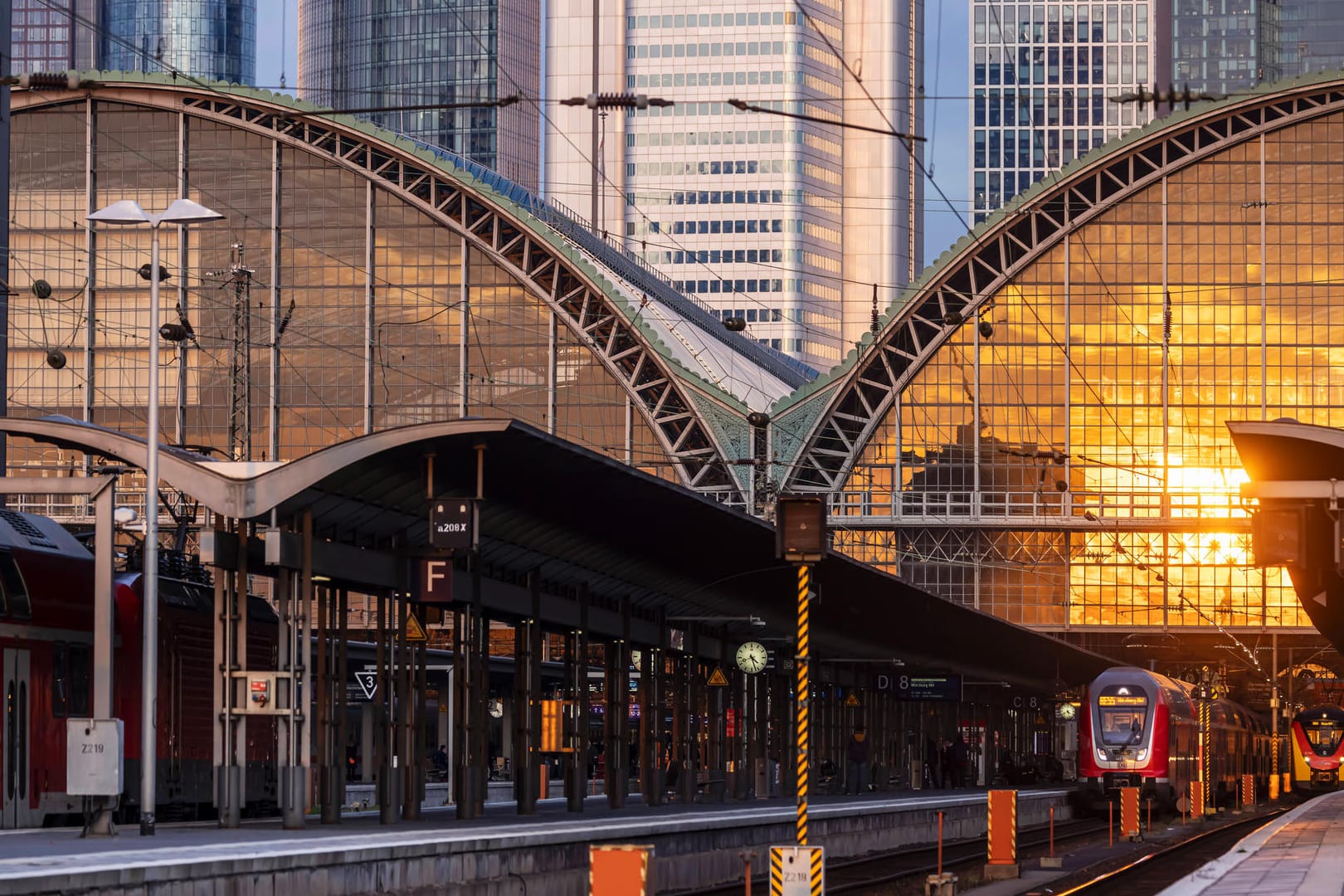 Der Hauptbahnhof in Frankfurt am Main (Symbolbild): Das Investitionsprogramm in den Ausbau des öffentlichen Personennahverkehrs wird heftig kritisiert.