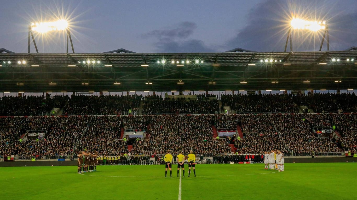 Teams und Fans im Millerntorstadion (Archivbild): Der Zutritt ist nur Geimpften und Genesenen erlaubt.