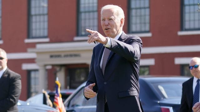 US-Präsident Joe Biden fordert, dass Putin für die Taten in der ukrainischen Stadt Butscha zur Rechenschaft gezogen wird. US-Präsident Joe Biden fordert, dass Putin für die Taten in der ukrainischen Stadt Butscha zur Rechenschaft gezogen wird.