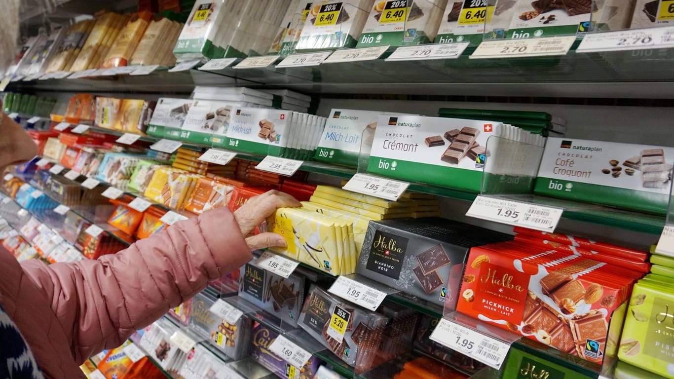 Ein Regal mit Schokolade im Supermarkt (Symbolbild): Der Branchenverband BDSI warnt davor, dass die Süßigkeiten im Sommer knapp werden könnten.