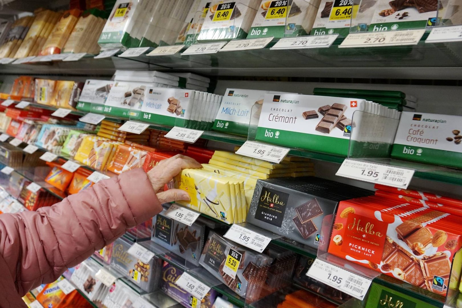 Ein Regal mit Schokolade im Supermarkt (Symbolbild): Der Branchenverband BDSI warnt davor, dass die Süßigkeiten im Sommer knapp werden könnten.