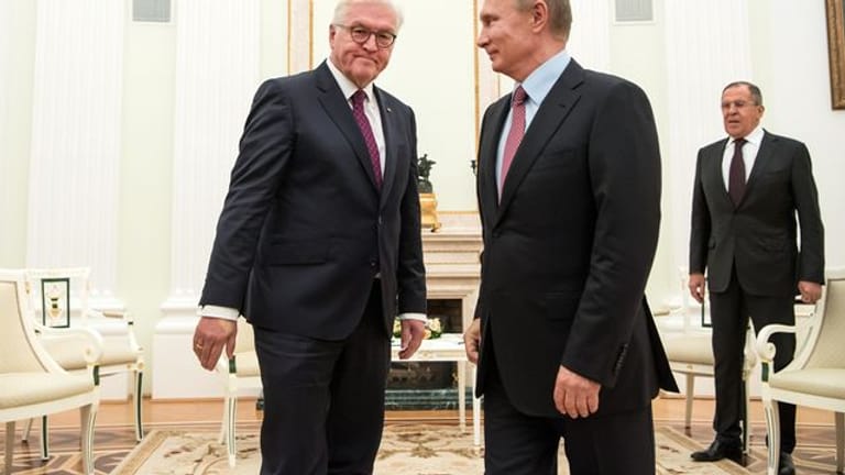 Bundespräsident Frank-Walter Steinmeier und der russische Präsident Wladimir Putin treffen sich 2017 im Kreml.