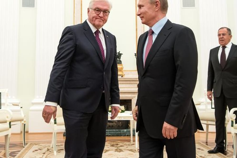 Bundespräsident Frank-Walter Steinmeier und der russische Präsident Wladimir Putin treffen sich 2017 im Kreml.