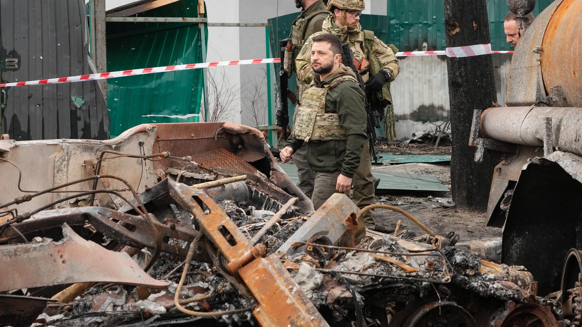 Im Angesicht des Schreckens: Der ukrainische Präsident Wolodymyr Selenskyj besucht Butscha.