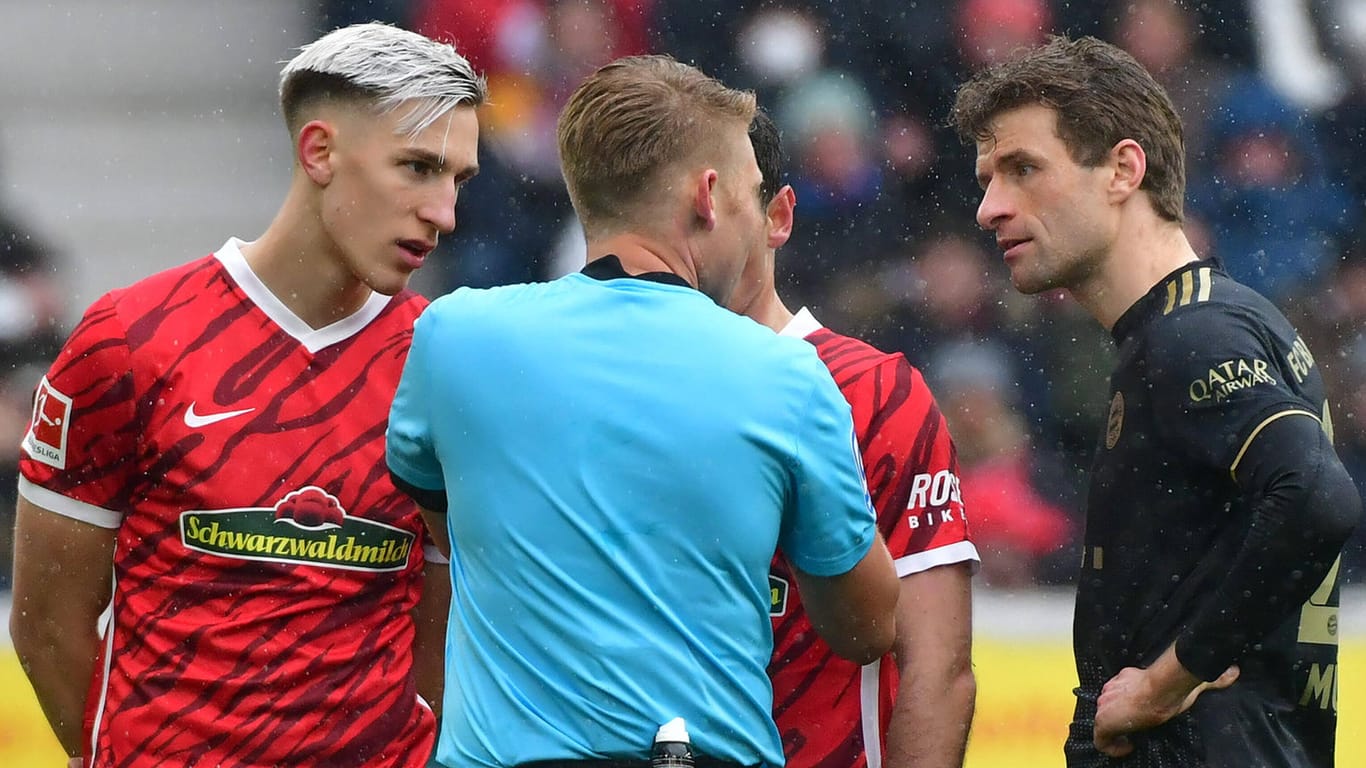 Wie geht's denn nun weiter? Nico Schlotterbeck, Schiedsrichter Christian Dingert und Thomas Müller (v. l.) diskutierten nach dem Wechselfehler der Bayern auf dem Spielfeld.