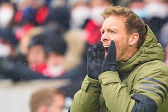 Julian Nagelsmann: Auf dem Rasen gewann der Bayern-Trainer mit seinem Team gegen Freiburg, doch nun könnte der Sieg am grünen Tisch wieder verloren gehen.