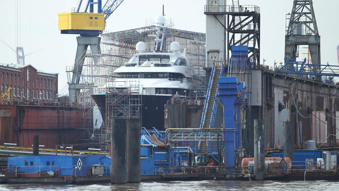 Die "Solandge" im Dock 6 der Schiffswerft von Blohm+Voss (Archivbild): Die Jacht darf Hamburg verlassen.