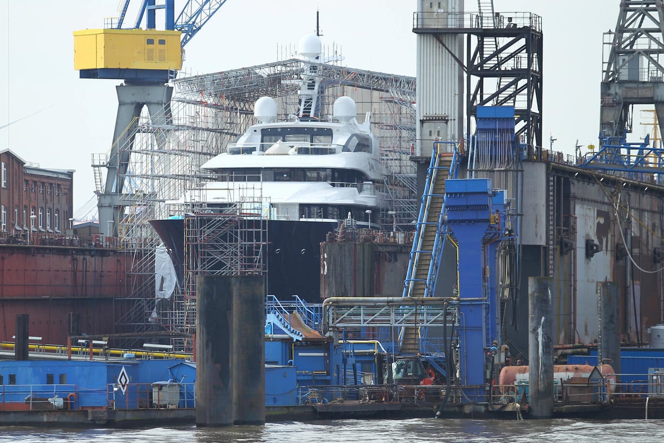 Die "Solandge" im Dock 6 der Schiffswerft von Blohm+Voss (Archivbild): Die Jacht darf Hamburg verlassen.