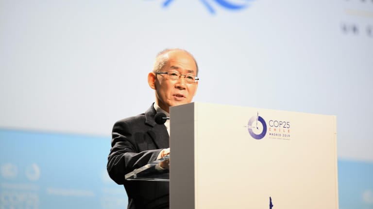 Als Vorsitzender des Weltklimarates spricht Hoesung Lee auch bei den UN-Klimagipfeln: Obwohl die Warnungen des Rats bisher größtenteils verhallt sind, hofft er, dass die internationale Gemeinschaft sich beim Klimaschutz nun zusammenreißt.