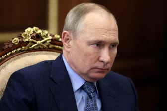 Wladimir Putin bei einem Treffen im Kreml (Archivbild): Der russische Präsident könnte als Kriegsverbrecher angeklagt werden.