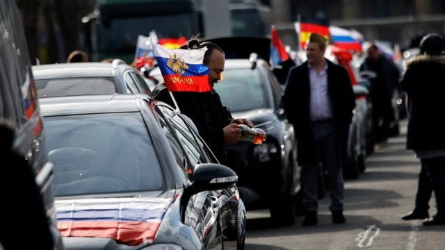 Russische Flaggen wehen an Autos vor dem Berliner Olympiastadion.