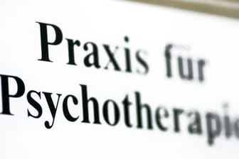 Ein Schild einer Praxis für Psychotherapie.