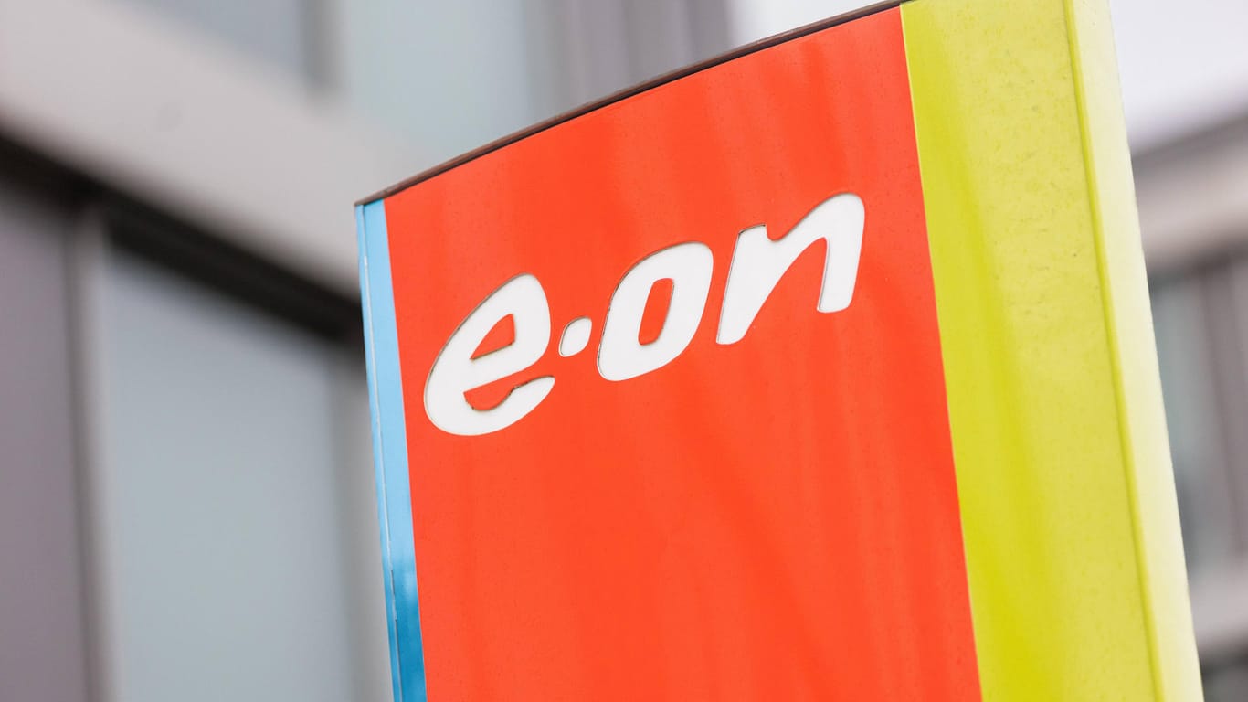 Ein Schild des Unternehmens e.on vor deren Firmensitz in Essen (Symbolbild): Der Energieversorger wird wohl die Preise erhöhen.
