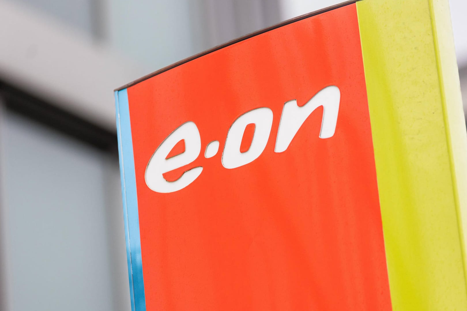 Ein Schild des Unternehmens e.on vor deren Firmensitz in Essen (Symbolbild): Der Energieversorger wird wohl die Preise erhöhen. Ein Schild des Unternehmens e.on vor deren Firmensitz in Essen (Symbolbild): Der Energieversorger wird wohl die Preise erhöhen.