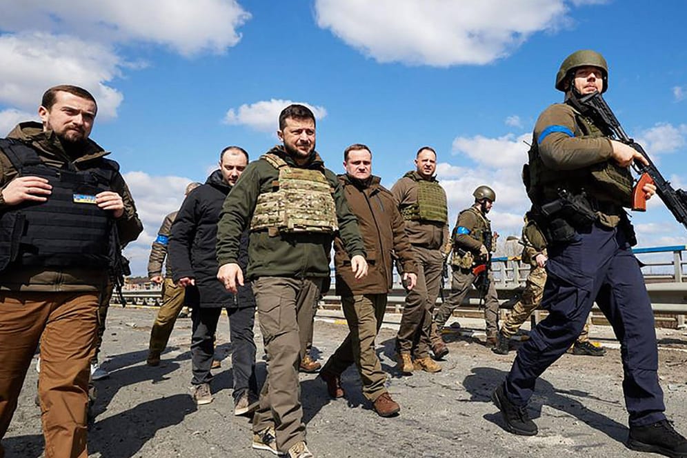 Wolodymyr Selenskyj geht mit Soldaten eine Straße in Butscha entlang: Er befürchtet weitere Gräueltaten in anderen Städten.