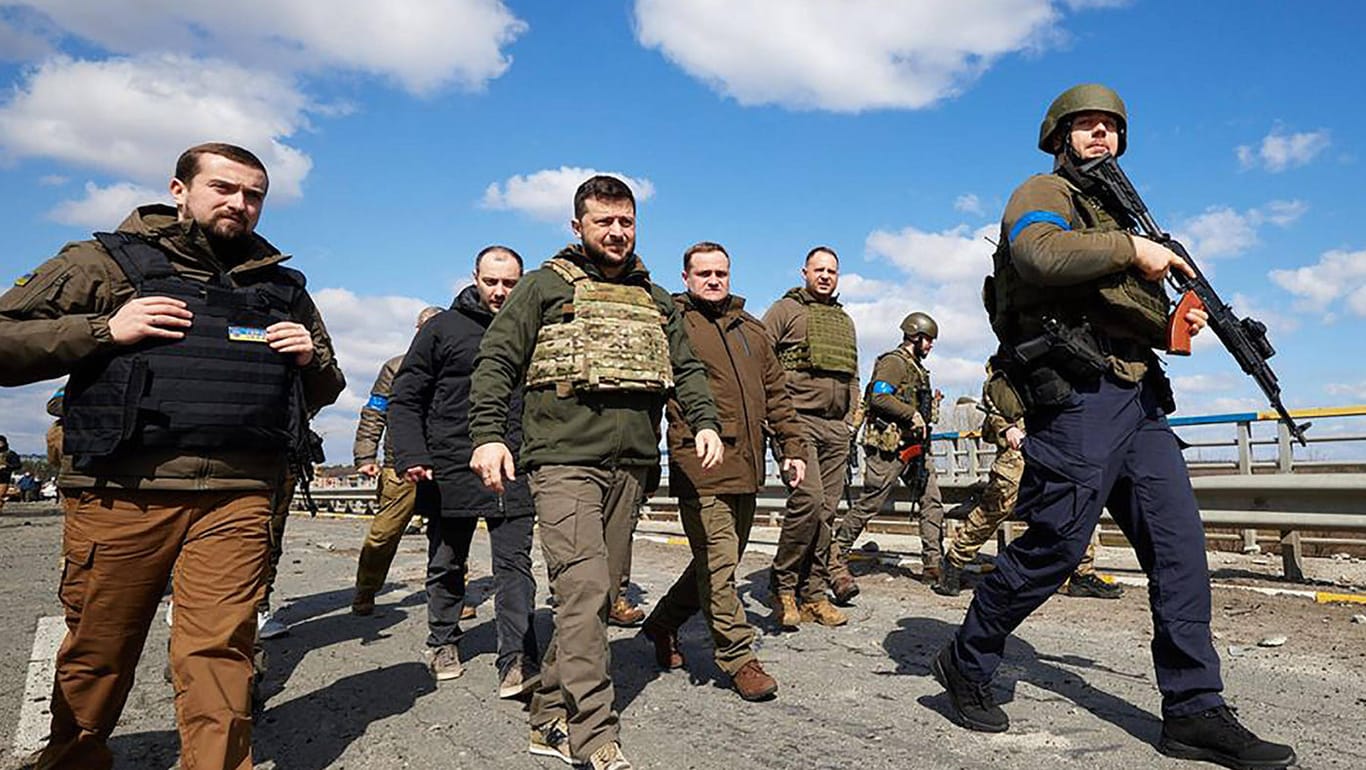 Wolodymyr Selenskyj geht mit Soldaten eine Straße in Butscha entlang: Er befürchtet weitere Gräueltaten in anderen Städten.
