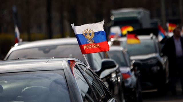 Eine Flagge mit den russischen Nationalfarben und dem russischen Staatswappen wehen an einem Auto (Archivbild): Nach dem prorussischen Autokorso am Wochenende üben Innenpolitiker Kritik. Eine Flagge mit den russischen Nationalfarben und dem russischen Staatswappen wehen an einem Auto (Archivbild): Nach dem prorussischen Autokorso am Wochenende üben Innenpolitiker Kritik.