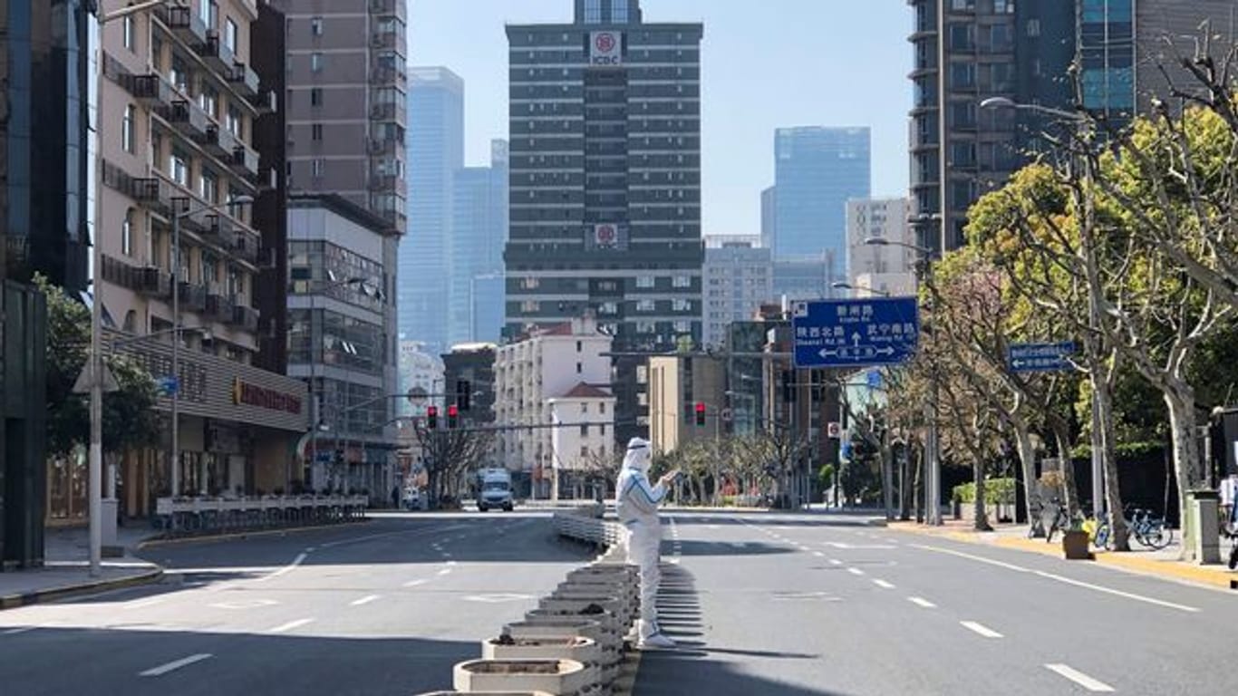 Fast menschenleere Straßen sind die Folge des Corona-Lockdowns in Shanghai - zum Beispiel im abgesperrten Bezirk Jingan im Westen der Stadt.
