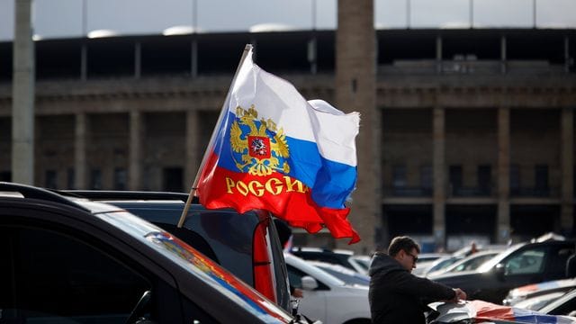 Autokorso in Berlin mit russischen Fahnen