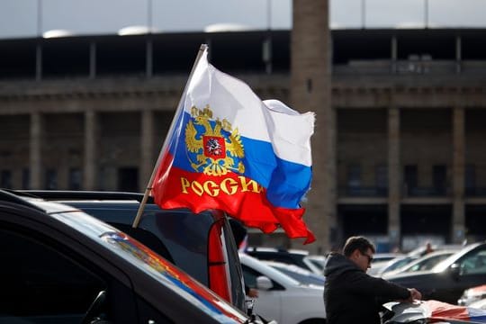 Autokorso in Berlin mit russischen Fahnen