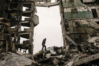 Ein Anwohner sucht in den Trümmern eines zerstörten Wohnhauses in Borodjanka nach Habseligkeiten.