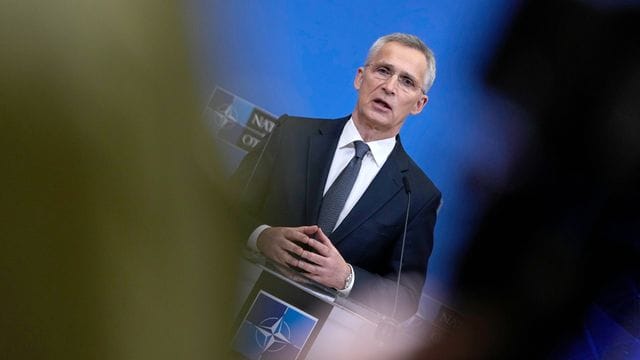 NATO-Generalsekretär Jens Stoltenberg spricht bei einer Pressekonferenz vor dem Außenministertreffen im Nato-Hauptquartier.