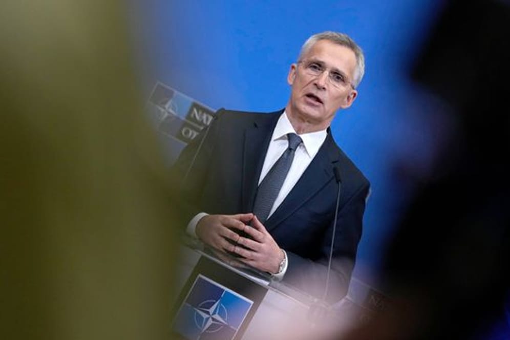 NATO-Generalsekretär Jens Stoltenberg spricht bei einer Pressekonferenz vor dem Außenministertreffen im Nato-Hauptquartier.