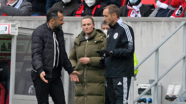 Bayerns Sportvorstand Hasan Salihamidzic redet auf den Vierten Offiziellen Arno Blos ein (v.l.): Nach dem Wechselfehler der Münchner stellte sich der Bayern-Boss vor Teammanagerin Kathleen Krüger.