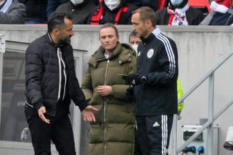 Bayerns Sportvorstand Hasan Salihamidzic redet auf den Vierten Offiziellen Arno Blos ein (v.l.): Nach dem Wechselfehler der Münchner stellte sich der Bayern-Boss vor Teammanagerin Kathleen Krüger.