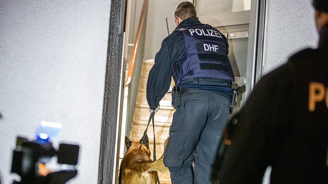 Einsatzkräfte mit Hund bei einer vergangenen Razzia im Rauschgiftmilieu (Archivbild): Drei Menschen wurden festgenommen.