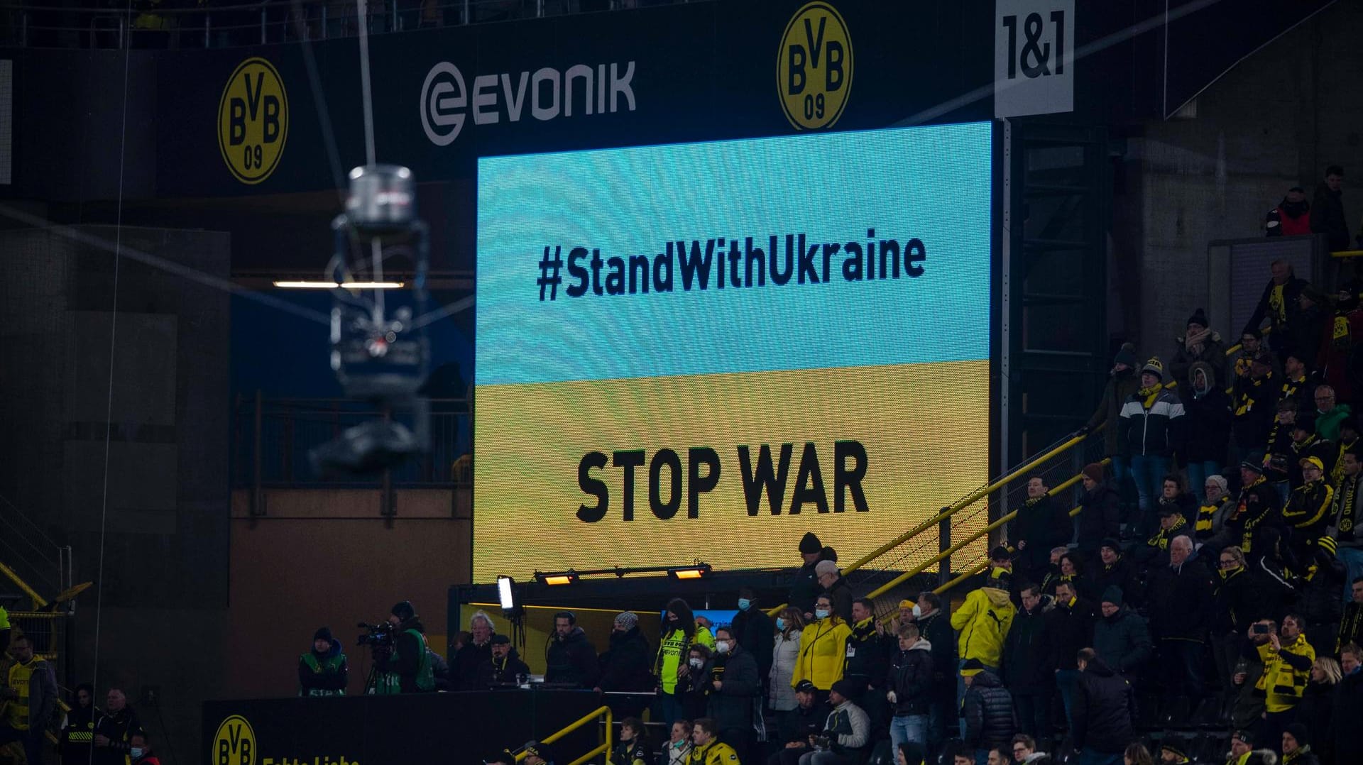 Für die Ukraine und gegen den Krieg: Die Anzeigetafel bei Dortmunds Heimspiel am vergangenen Samstag gegen Leipzig. Für die Ukraine und gegen den Krieg: Die Anzeigetafel bei Dortmunds Heimspiel am vergangenen Samstag gegen Leipzig.