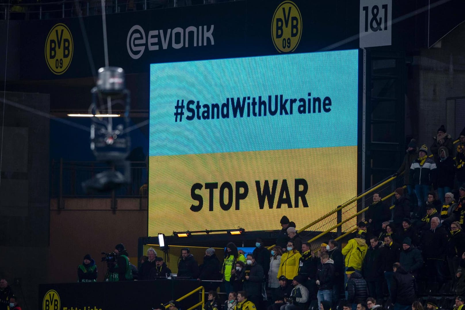Für die Ukraine und gegen den Krieg: Die Anzeigetafel bei Dortmunds Heimspiel am vergangenen Samstag gegen Leipzig.