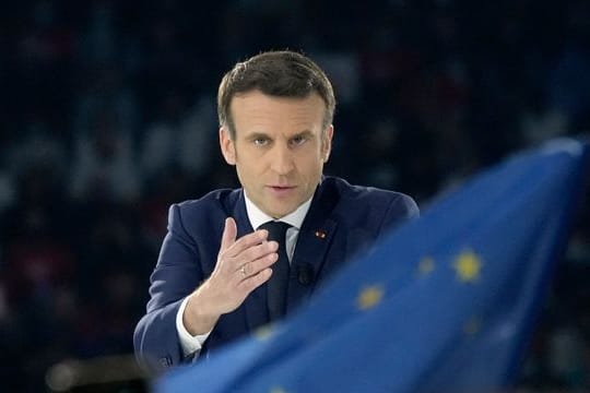 Emmanuel Macron, Präsident von Frankreich, steht während einer Wahlkampfveranstaltung in der La Defense Arena in Nanterre auf der Bühne.