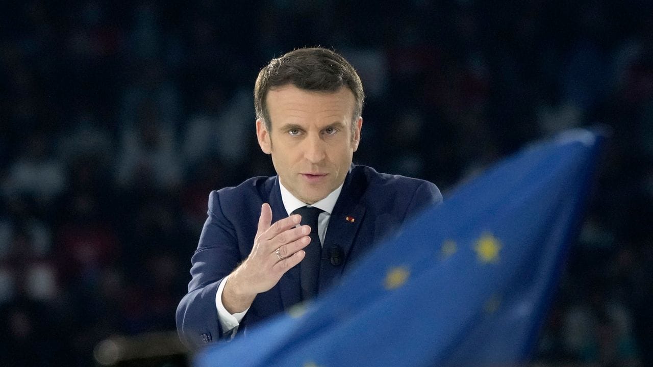 Emmanuel Macron, Präsident von Frankreich, steht während einer Wahlkampfveranstaltung in der La Defense Arena in Nanterre auf der Bühne.