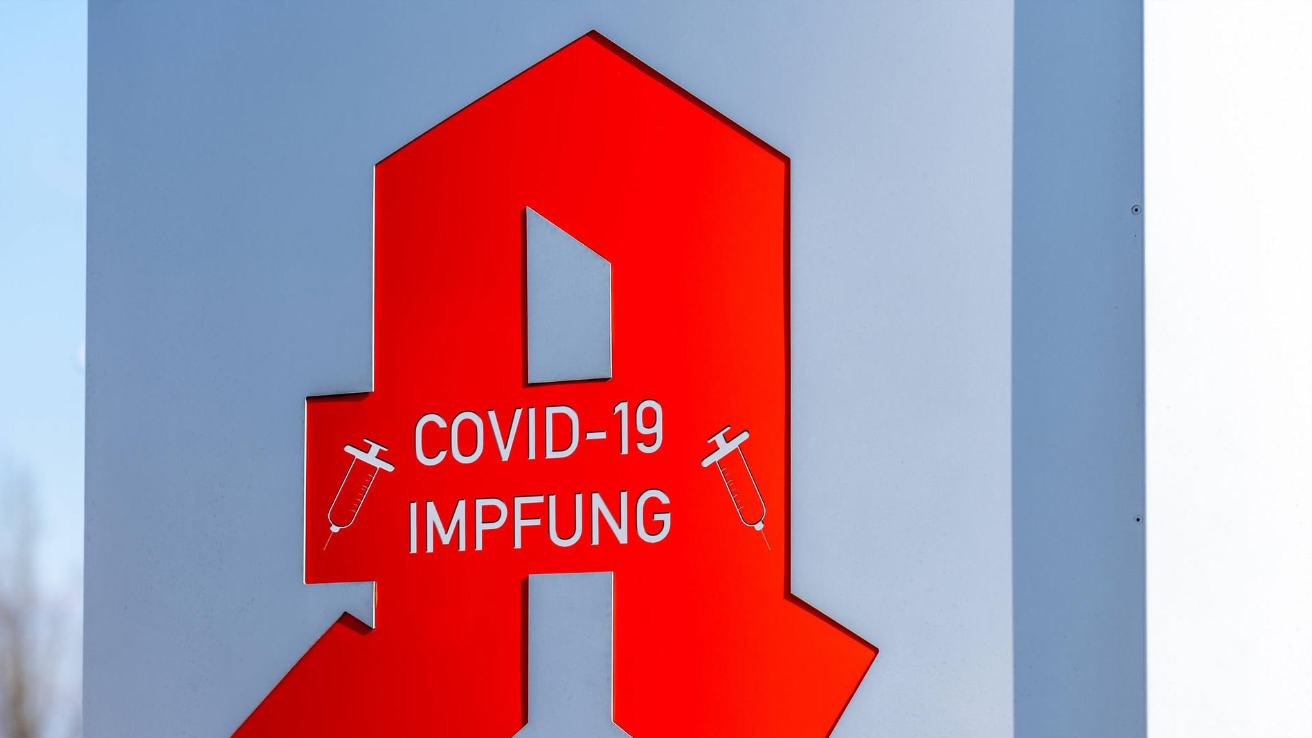 Deutsches Apothekensymbol mit der Aufschrift "Covid-19 Impfung" (Symbolbild): Bislang wurden in Niedersachsen nur rund 7100 Impfungen in der Apotheke verabreicht.