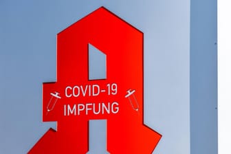 Deutsches Apothekensymbol mit der Aufschrift "Covid-19 Impfung" (Symbolbild): Bislang wurden in Niedersachsen nur rund 7100 Impfungen in der Apotheke verabreicht.