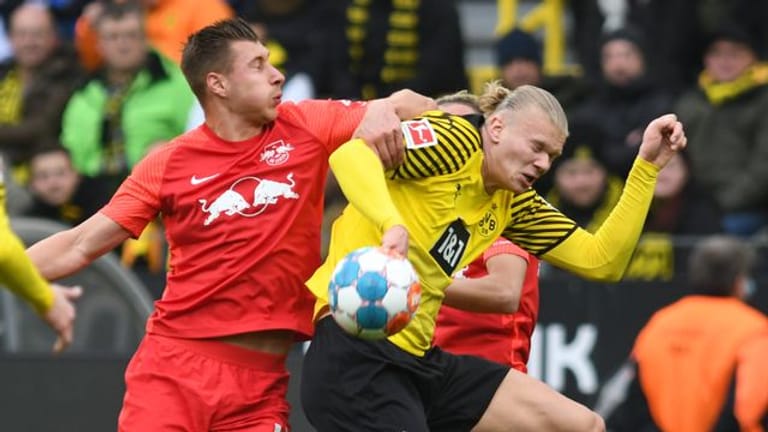 BVB-Star Erling Haaland (r) im Zweikampf mit Leipzigs Willi Orban.