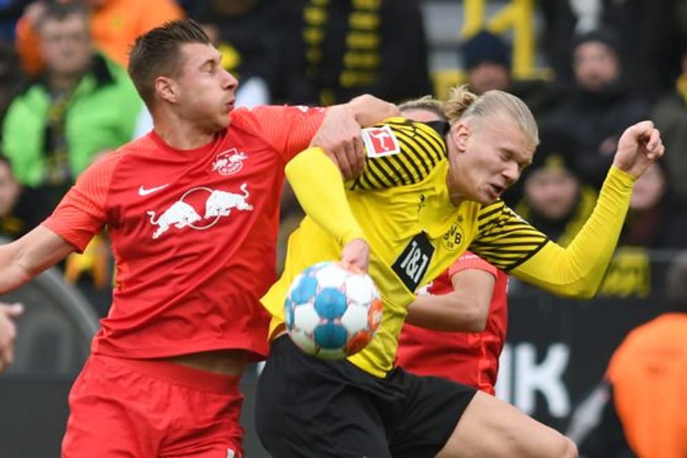BVB-Star Erling Haaland (r) im Zweikampf mit Leipzigs Willi Orban.