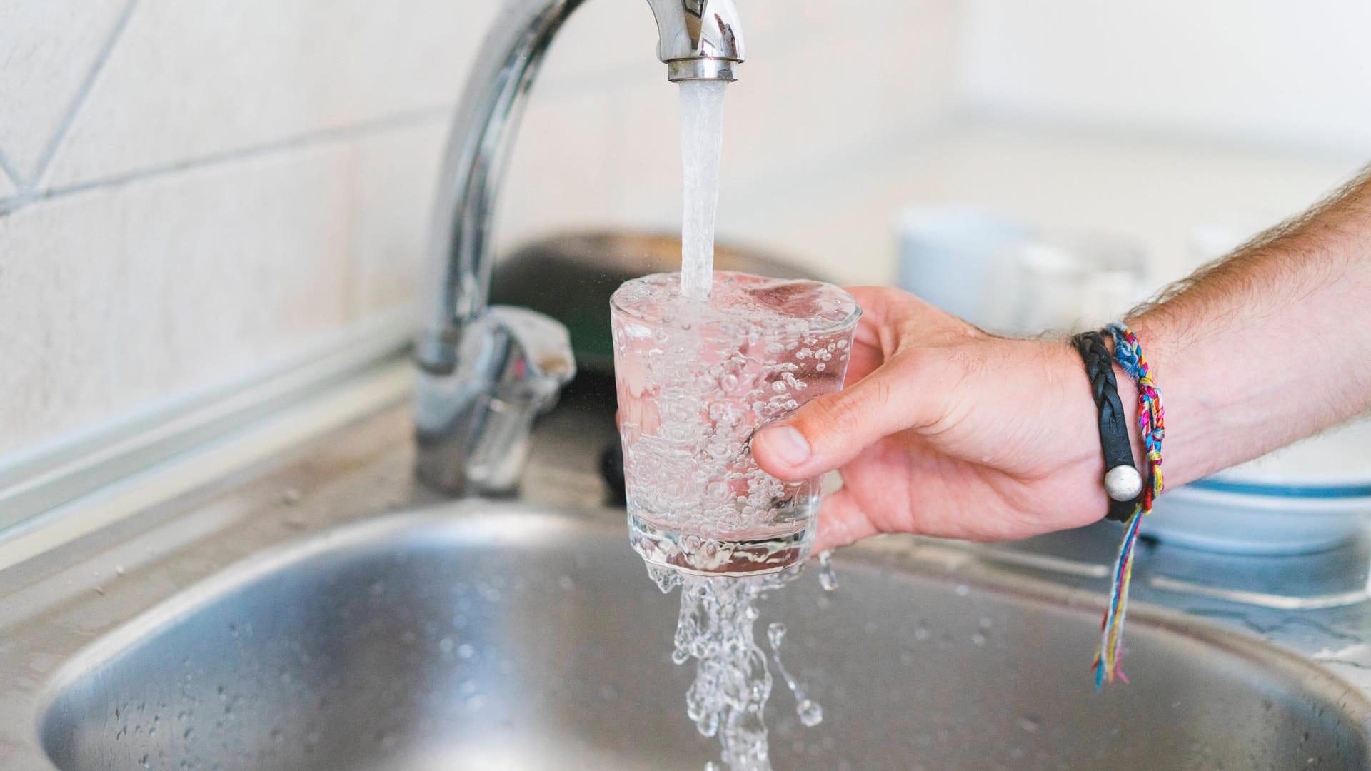 Ein Glas Wasser wird unter einem Wasserhahn gefüllt (Symbolbild): Der Wasserverbrauch der Hauptstadt soll gesenkt werden.