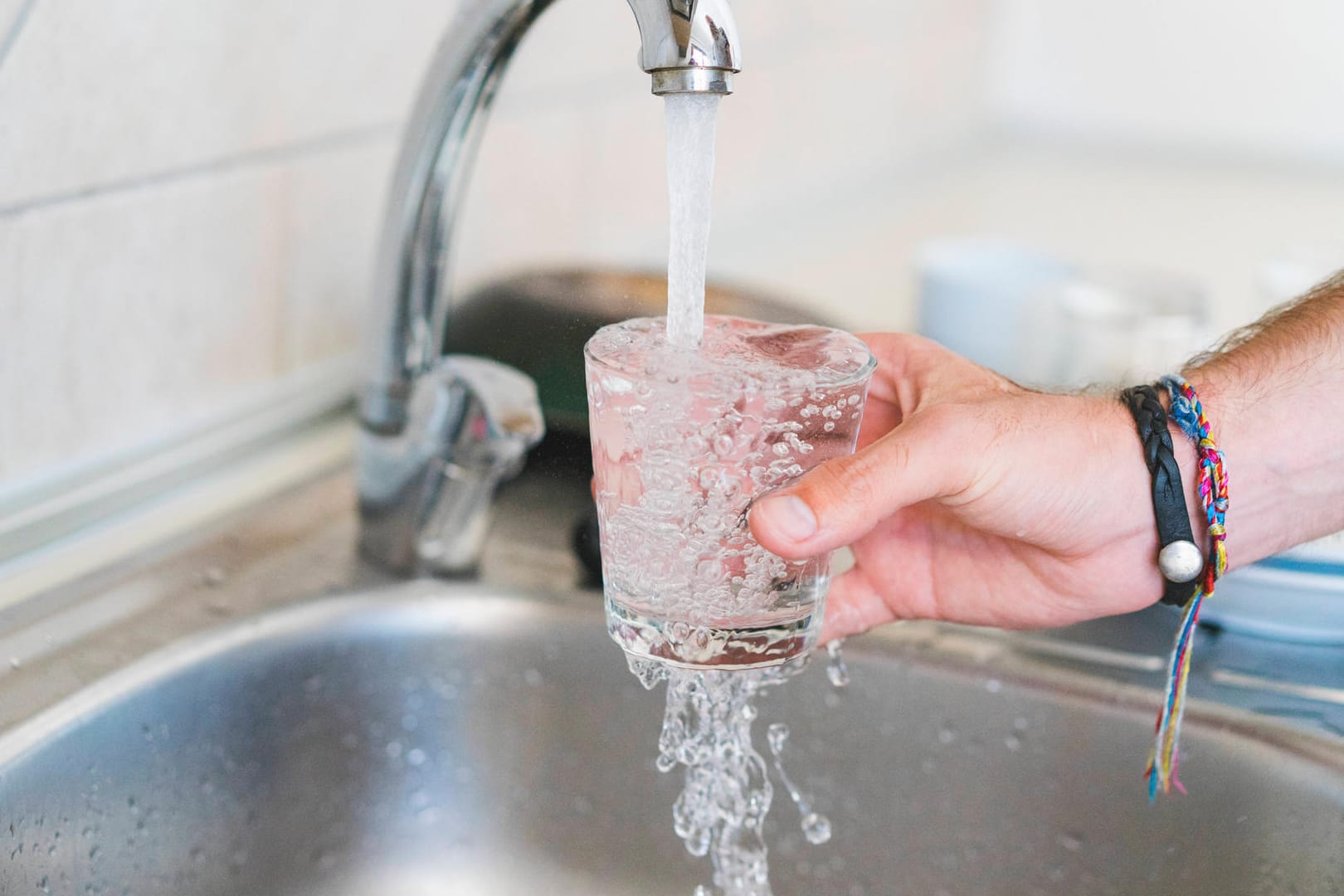 Ein Glas Wasser wird unter einem Wasserhahn gefüllt (Symbolbild): Der Wasserverbrauch der Hauptstadt soll gesenkt werden.