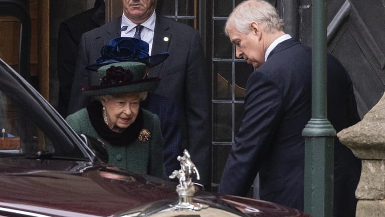 Queen Elizabeth II. und Prinz Andrew: Die Königin soll ihren Sohn nach wie vor unterstützen.