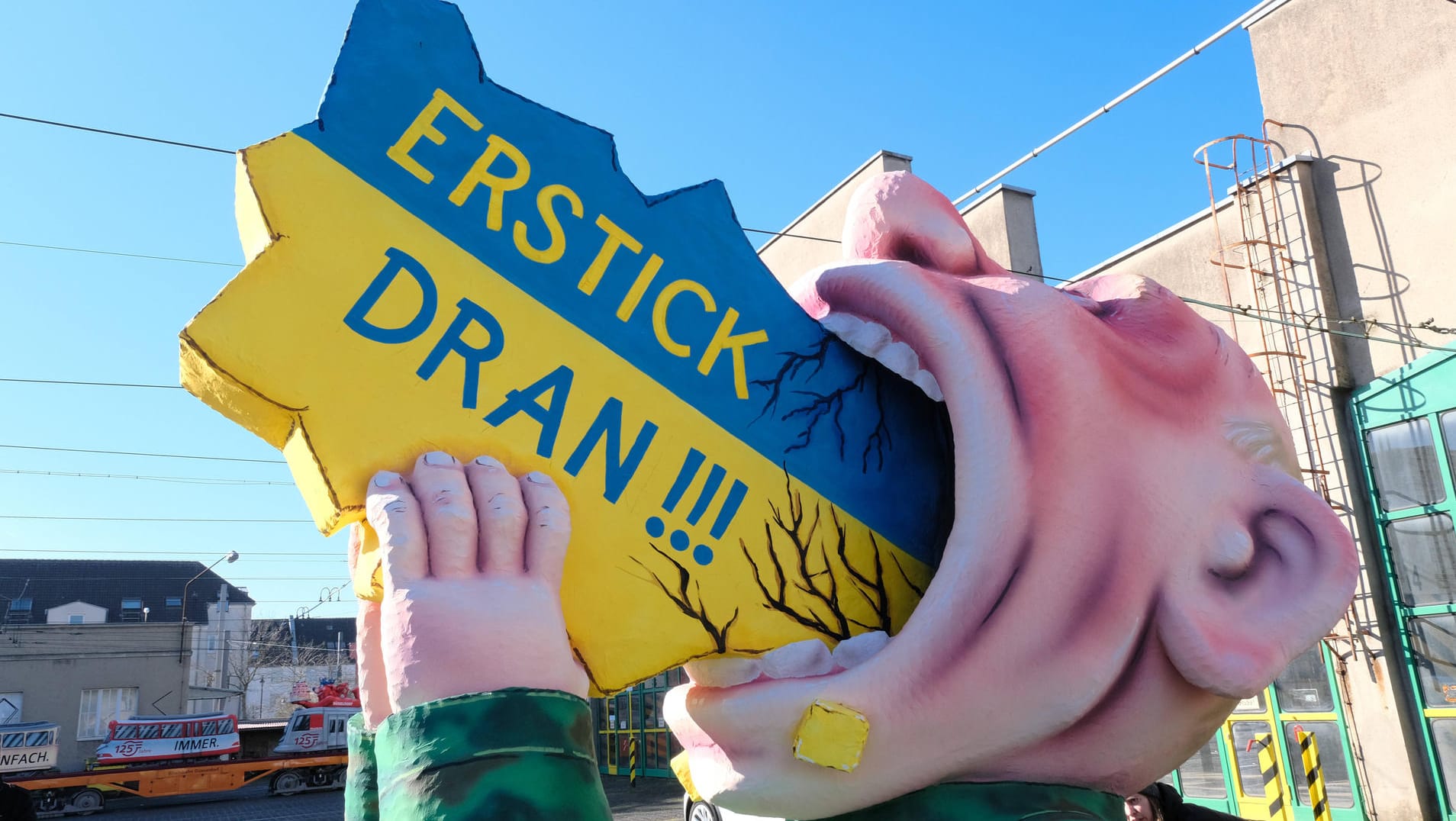 Düsseldorfer Umzugswagen (Archivfoto): Der Rosenmontagszug in Düsseldorf fällt in diesem Jahr wegen des Krieges in der Ukraine ganz aus. Düsseldorfer Umzugswagen (Archivfoto): Der Rosenmontagszug in Düsseldorf fällt in diesem Jahr wegen des Krieges in der Ukraine ganz aus.