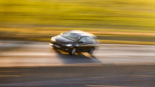 Viele Menschen in Deutschland fahren jeden Tag mit dem Auto zur Arbeit.