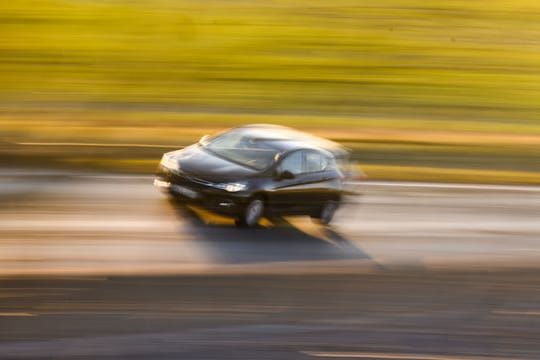 Viele Menschen in Deutschland fahren jeden Tag mit dem Auto zur Arbeit.