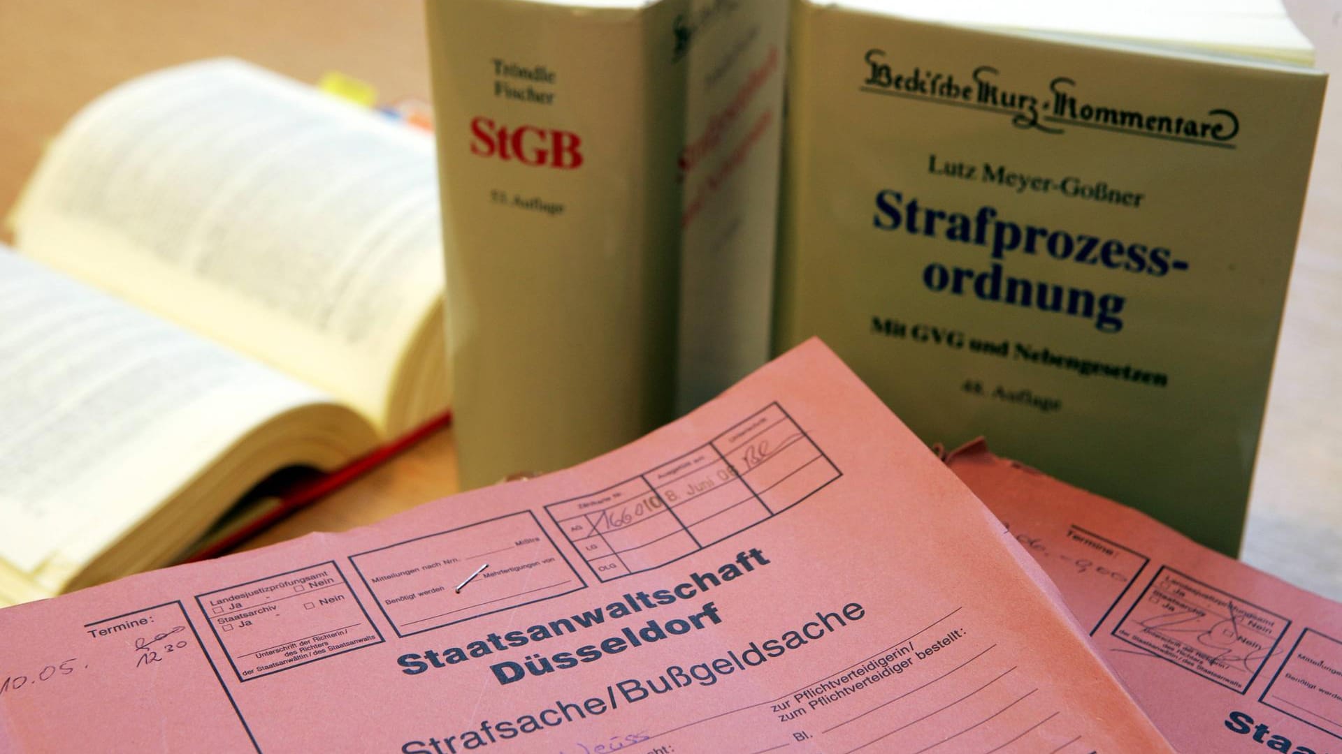 Prozessakten der Staatsanwaltschaft Düsseldorf und Gesetzbücher (Symbolbild): In NRW soll jede Staatsanwaltschaft einen Antisemitismusbeauftragten bekommen.