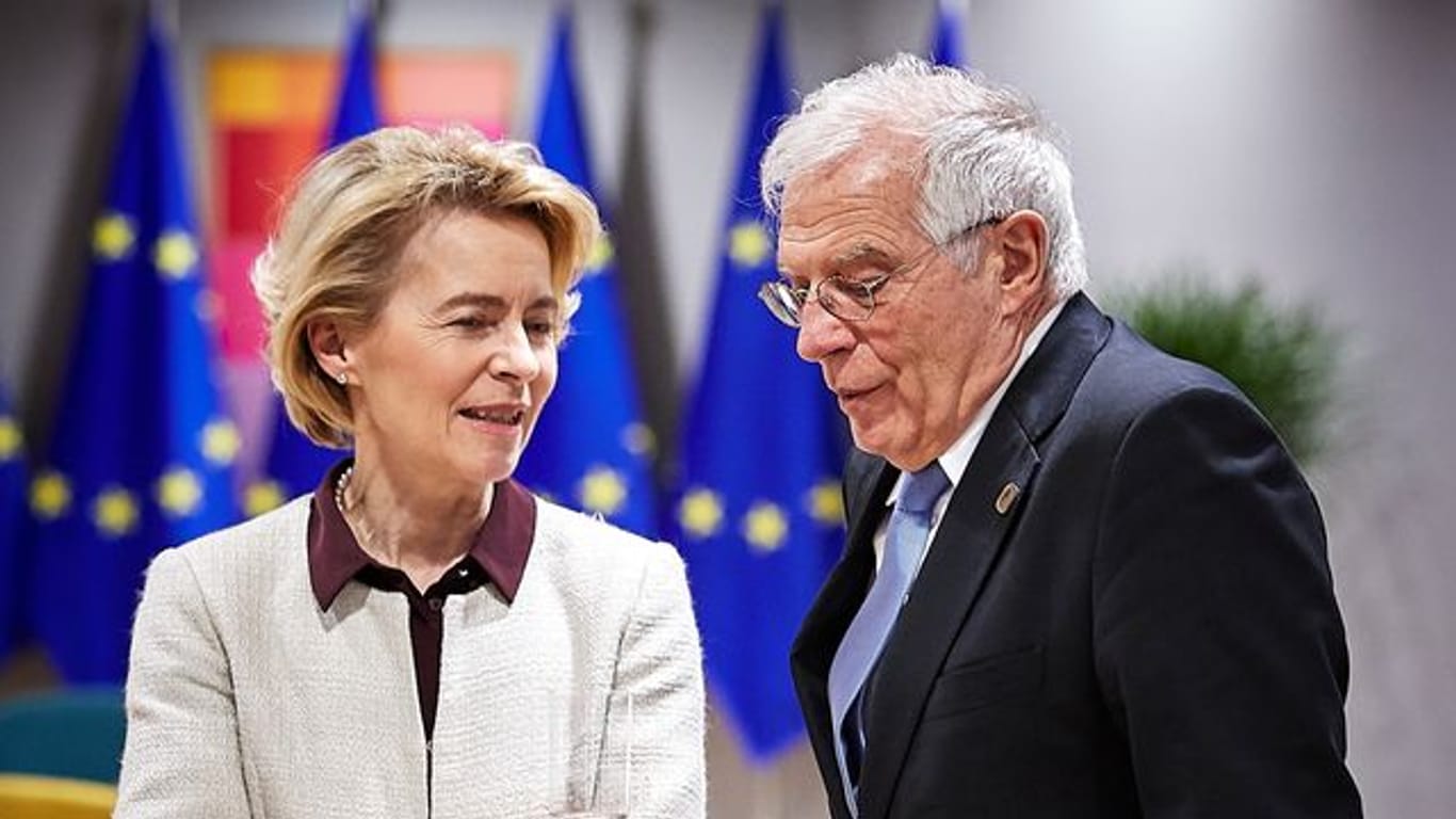 Ursula von der Leyen, Präsidentin der Europäischen Kommission, spricht mit Josep Borrell, Hoher Vertreter der Europäischen Union für Außen- und Sicherheitspolitik.