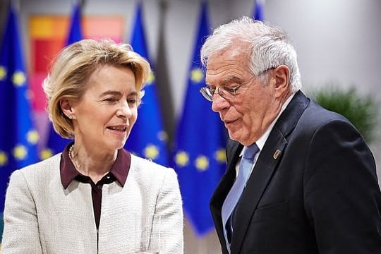 Ursula von der Leyen, Präsidentin der Europäischen Kommission, spricht mit Josep Borrell, Hoher Vertreter der Europäischen Union für Außen- und Sicherheitspolitik.