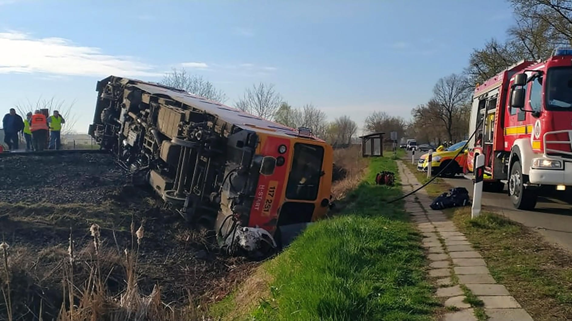Zugunglück in Ungarn: Offenbar fuhr der Lastwagen über eine rote Ampel. Zugunglück in Ungarn: Offenbar fuhr der Lastwagen über eine rote Ampel.