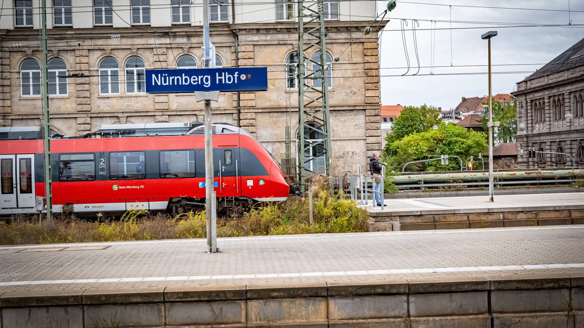 Ein Regionalzug der Deutschen Bahn am Nürnberger Hauptbahnhof (Archivbild): In den Osterferien fallen wegen Bauarbeiten viele Regionalzüge in Franken aus. Ein Regionalzug der Deutschen Bahn am Nürnberger Hauptbahnhof (Archivbild): In den Osterferien fallen wegen Bauarbeiten viele Regionalzüge in Franken aus.